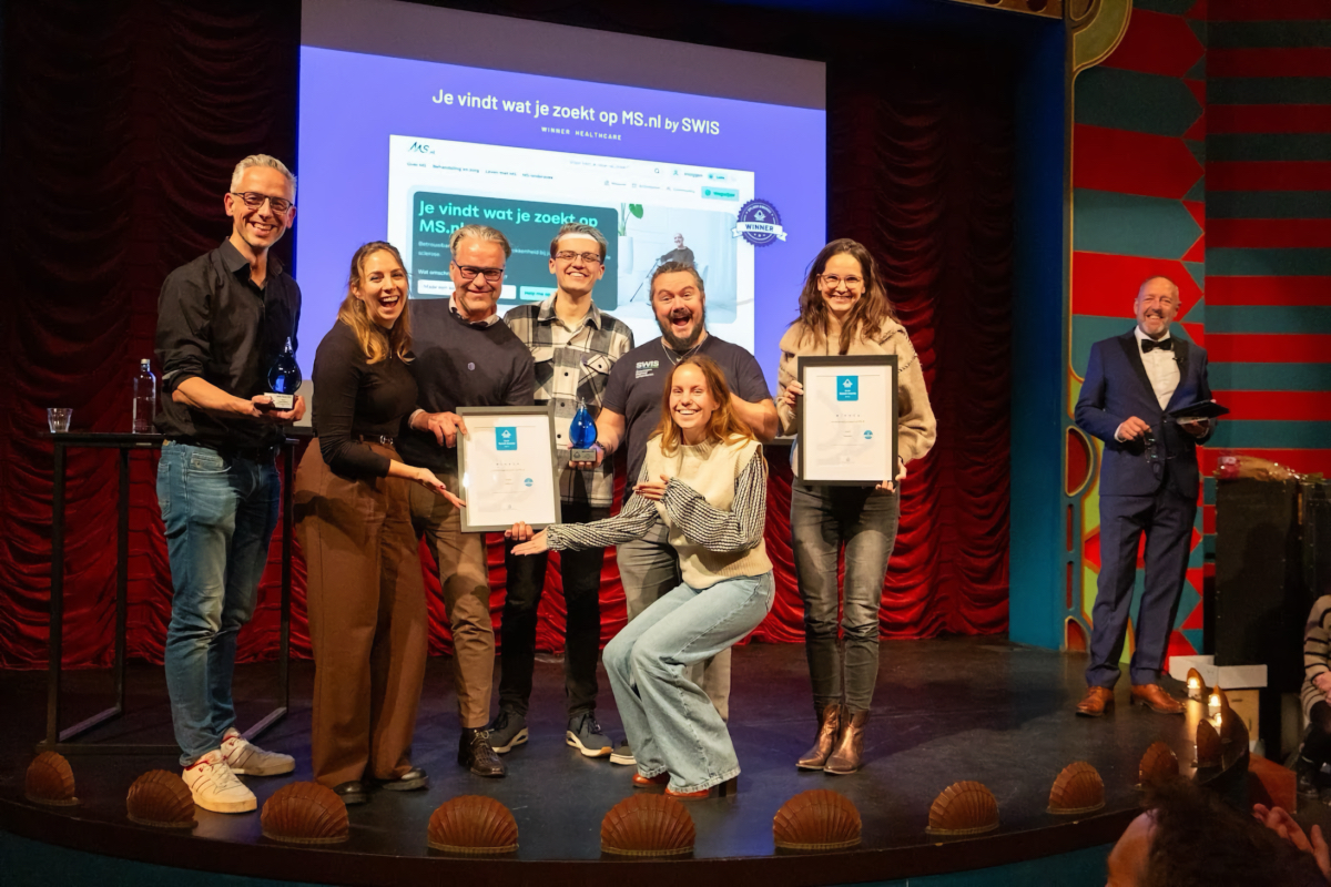 Roel Groeneveld en team MS.nl op het podium bij prijsuitreking Splash Awards.
